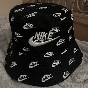 Black reversible bucket hat